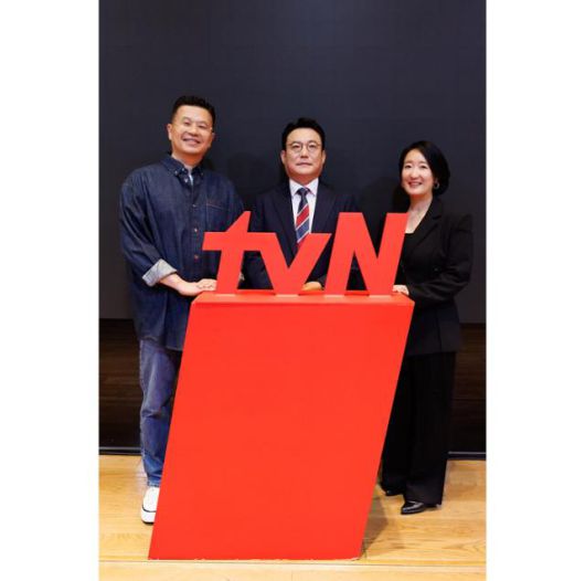 8일 서울 마포구에 위치한 CJ ENM 센터에서는 tvN 미디어 톡이 개최됐다. 행사에는 홍기성 CJ ENM 미디어사업본부장·박상혁 채널사업부장·구자영 마케팅담당·'선재 업고 튀어' 기획 제작한 김호준 CP·'백패커' '장사천재 백사장'의 이우형 CP·'텐트 밖은 유럽' 홍진주 PD가 참석했다. tvN 제공