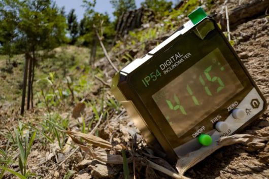 지난 4일 봉산 동쪽 사면 가좌로 방면 벌목·조림지의 경사도를 측정한 모습. 경사도가 30도 중반에서 40도 후반까지 이르는, 안정적으로 서 있기 어려운 급경사지에 편백나무 묘목들이 식재돼 있다.