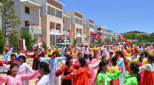 북한 노동신문은 10일 새 농촌 살림집(주택)을 받은 주민들의 반응을 소개하며 누구나, 어디서나 불같은 마음을 안고 사회주의 전야마다에 충성과 애국의 구슬땀을 바쳐가고 있다라고 보도했다. 평양=노동신문 뉴스1