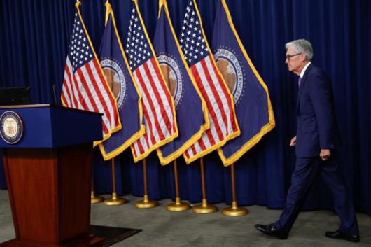 미국 연방준비제도(Fed·연준)가 7회 연속 기준금리 동결을 결정한 12일 제롬 파월 연준 의장이 기자회견을 하기 위해 워싱턴 연준 회견장으로 들어가고 있다. 워싱턴=로이터 연합뉴스