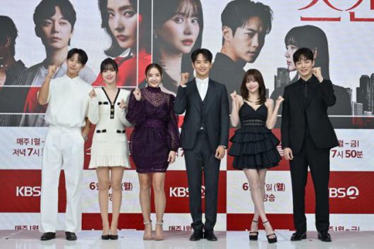 17일 KBS2 '스캔들' 제작발표회가 온라인으로 진행됐다. 행사에는 최지영 감독을 비롯해 배우 한채영 한보름 최웅 김규선 전승빈 진주형 이병준 조향기 등이 참석해 작품에 대한 이야기를 나눴다. KBS 제공