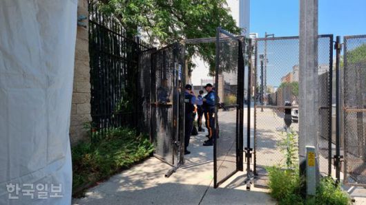 미국 공화당 전당대회가 열리는 위스콘신주 밀워키의 행사장 철제 펜스 안쪽에서 14일 경찰이 보행자 이동을 통제하고 있다. 밀워키=권경성 특파원