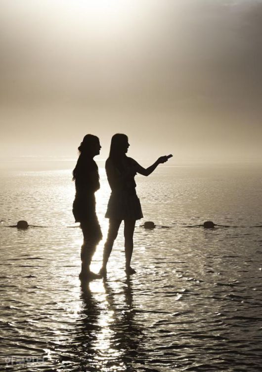 지난 26일 다대포해수욕장을 찾은 여행객들이 짙은 구름 속에서 잠시 햇살이 비치자 인증사진을 찍고 있다. 근래 노을 명소로 소문나며 젊은 층이 많이 찾고 있다.