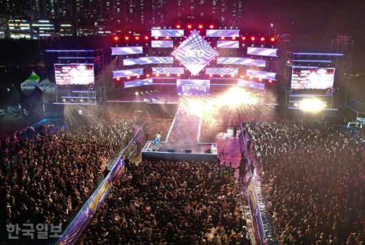 지난 26일 다대포해수욕장에서 열린 부산바다축제에서 풀파티 공연이 펼쳐지고 있다.