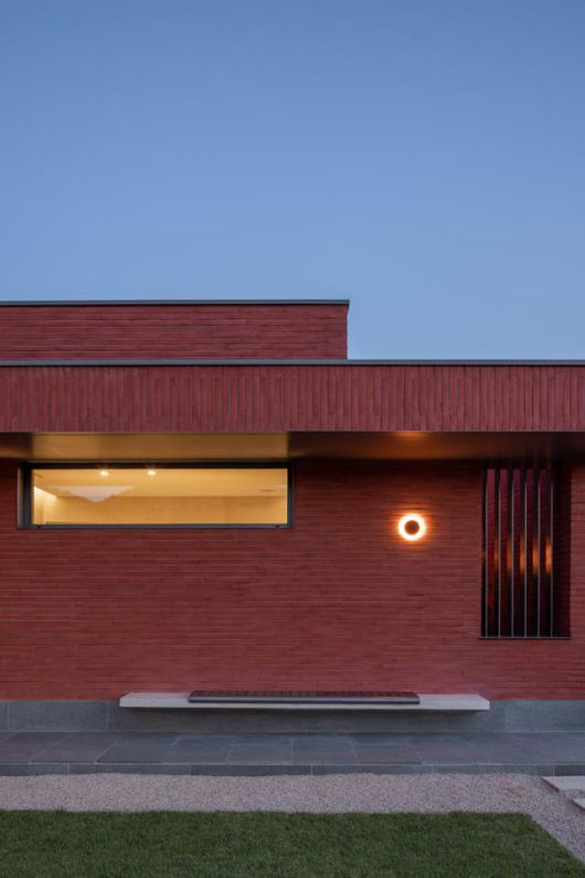 외부 벽에 눈비를 막아줄 처마와 앉아서 쉴 수 있는 벤치를 설치했다. 조엘 모리츠 사진작가 제공