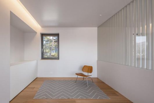 2층 입구에는 가변형 거실을 만들어 활용도를 높였다. 평소에는 개방해서 사용하다 필요시 방으로 쓴다. 조엘 모리츠 사진작가 제공