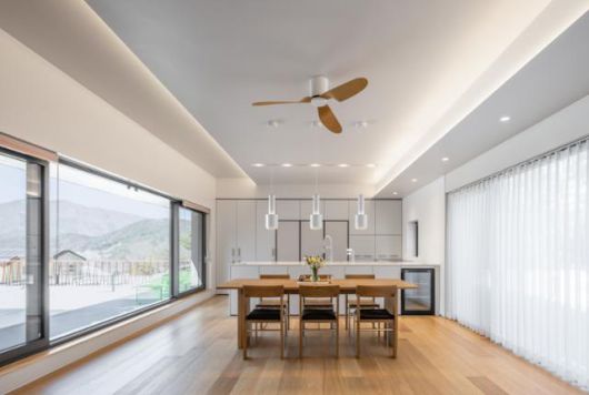 긴 창으로 개방감을 높인 부엌과 다이닝 공간. 조명은 광원이 보이지 않는 간접조명을 설치해 아늑한 분위기를 냈다. 조엘 모리츠 사진작가 제공