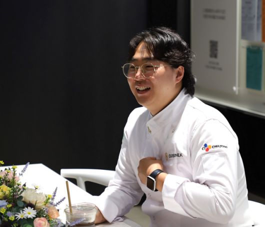 신용준 셰프가 26일 서울 동대문구 CJ제일제당센터에서 본보와 인터뷰를 하는 모습. CJ제일제당 제공