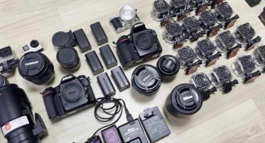 경기남부경찰청은 성매매 영상을 촬영해 업소 홍보물을 작성한 남성 '검은부엉이'를 구속송치했다고 9일 밝혔다. 사진은 검은부엉이가 사용한 촬영장비. 경기남부경찰청 제공