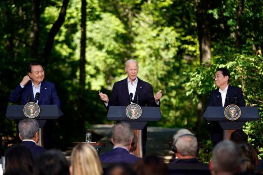 한미일 정상이 지난해 8월 18일 미국 대통령 별장인 메릴랜드주 캠프 데이비드에서 기자회견을 하고 있다. 왼쪽부터 윤석열 대통령, 조 바이든 미국 대통령, 기시다 후미오 일본 총리. 캠프 데이비드= AP 연합뉴스