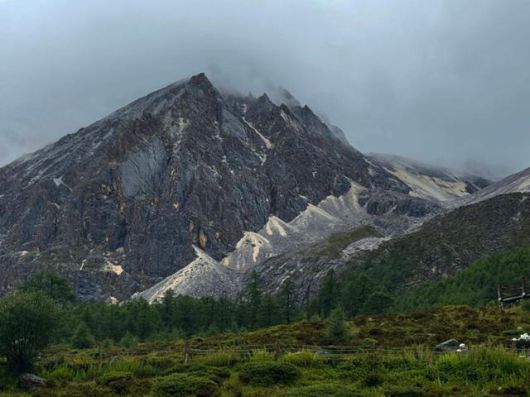 빙하에 따른 침식 모습이 두드러지는 다칭 야딩 자연관광구역의 빙하 지형.