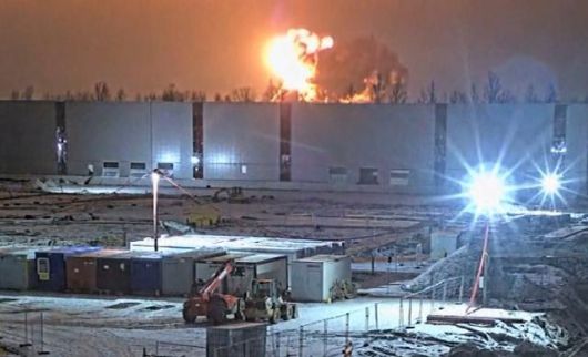 국제물류기업 DHL이 운용하던 화물기 보잉 737-400이 25일 리투아니아 빌뉴스 국제공항 인근에 추락해 해당 지점에서 화염이 치솟고 있다. AP 연합뉴스