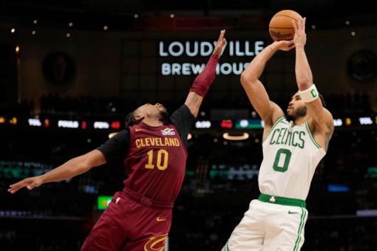 보스턴의 제이슨 테이텀(오른쪽)이 클리블랜드와 경기 중 다리우스 갈랜드를 앞에 두고 슛을 쏘고 있다. 클리블랜드=AP 연합뉴스