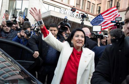 살로메 주라이슈빌리 전 조지아 대통령이 29일 수도 트빌리시의 대통령궁을 떠나며 지지자들을 향해 인사하고 있다. 트빌리시=로이터 연합뉴스