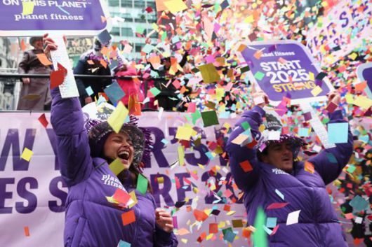 새해맞이 카운트다운의 명소인 미국 뉴욕 타임스퀘어에서 새해 전야 축제를 이틀 앞둔 29일 관계자들이 종이 꽃가루 뿌리기 시연을 하고 있다. 뉴욕=AP 연합뉴스