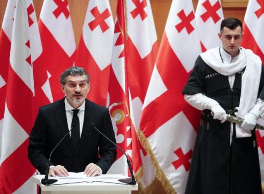 조지아주 트빌리시의 의회에서 29일 친러시아 성향의 미하일 카벨라슈빌리 신임 조지아 대통령이 취임 선서를 하고 있다. 1990년대 조지아 축구 국가대표로 잉글랜드 프리미어리그(EPL) 맨체스터 시티에서도 활약했던 프로축구 선수 출신인 카벨라슈빌리는 친러시아 · 극우 성향으로 2016년 '조지아의 꿈' 소속으로 국회의원에 당선돼 정치에 입문했다. 트빌리시=AFP 연합뉴스