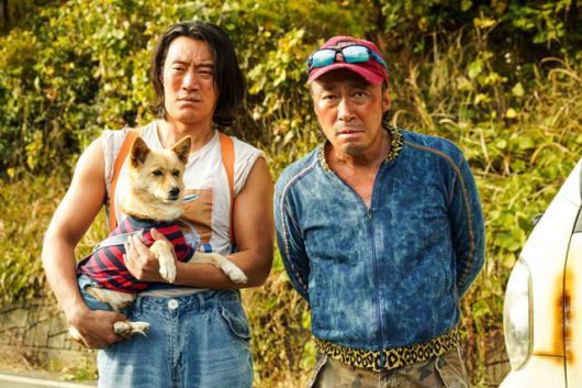 '핸섬가이즈'는 평화로운 전원생활을 꿈꾸던 재필과 상구가 하필이면 귀신들린 집으로 이사 오며 벌어지는 일들을 그렸다. '핸섬가이즈' 스틸컷