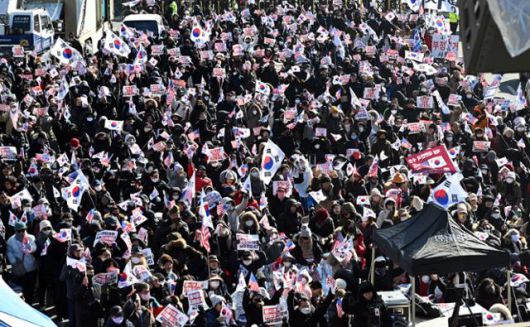 윤석열 대통령 지지자들이 10일 서울 용산구 한남동 관저 인근에서 윤 대통령 체포영장 집행에 반발하는 집회를 열고 있다. 강예진 기자