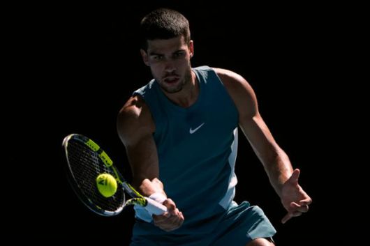 카를로스 알카라스가 17일 호주 멜버른의 로드 레이버 아레나에서 열린 호주오픈 남자 단식 3회전에서 누누 보르즈스의 공을 받아 넘기고 있다. 멜버른=AP 뉴시스