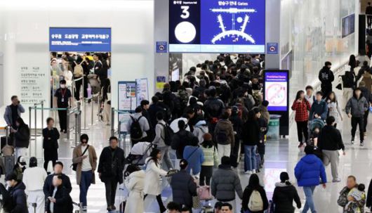 성탄절 연휴와 연말을 앞둔 지난해 12월 23일 인천국제공항 제1터미널 출국장이 여행객들로 붐비고 있다. 뉴시스