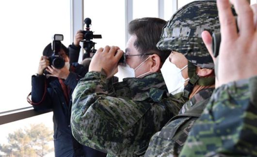 이재명 더불어민주당 대선 후보가 지난달 28일 오전 경기도 김포 해병대 2사단을 방문해 쌍안경을 통해 북한 지역을 바라보고 있다.오대근 기자