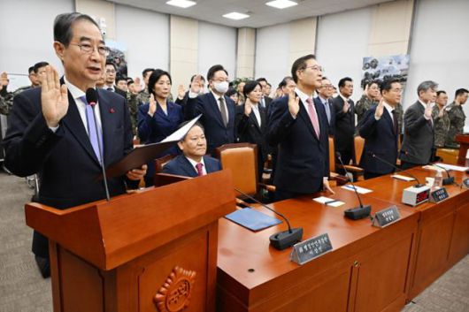한덕수(맨 왼쪽) 국무총리가 지난달 22일 국회에서 열린 윤석열 정부의 비상계엄 선포를 통한 내란 혐의 진상규명 국정조사특별위원회 제5차 전체회의 1차 청문회에서 선서하고 있다. 이상민 전 행안부 장관은 선서를 거부하며 앉아 있다. 뉴시스