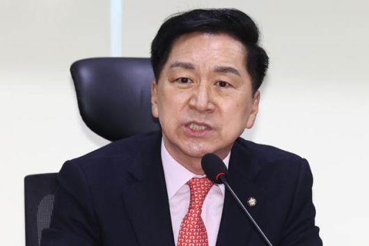 김기현 국민의힘 의원이 지난달 9일 국회 의원회관에서 열린 긴급 세미나 대통령 탄핵절차, 무엇이 문제인가에서 인사말을 하고 있다. 뉴스1