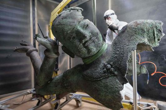 프랑스 서부 낭트의 한 연구소에서 12일 유물 복원 관계자가 오는 4월 파리의 국립 기메 동양 박물관에서 전시할 비슈누 흉상 복원 작업을 하고 있다. 영원의 바다에 누워 있는 힌두교 신 비슈누를 묘사한 흉상은 캄보디아 국립 박물관 소장품의 일부인 11세기 조각상으로 오는 4월 30일부터 9월 8일까지 파리 국립 기메 동양 박물관에서 전시 후 캄보디아 국립박물관으로 돌아갈 예정이다. 낭트=AFP 연합뉴스
