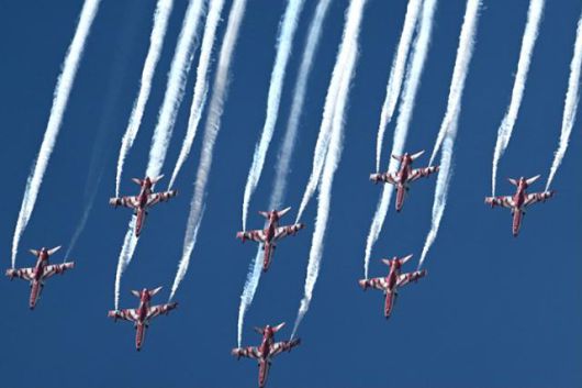 인도 벵갈루루의 옐라항카 공군기지에서 12일 군사 항공 전시회 '에어로 인디아 2025'가 열리고 있는 가운데 인도 공군 수리아키란 곡예비행단이 곡예비행을 선보이고 있다. 벵갈루루=AFP 연합뉴스