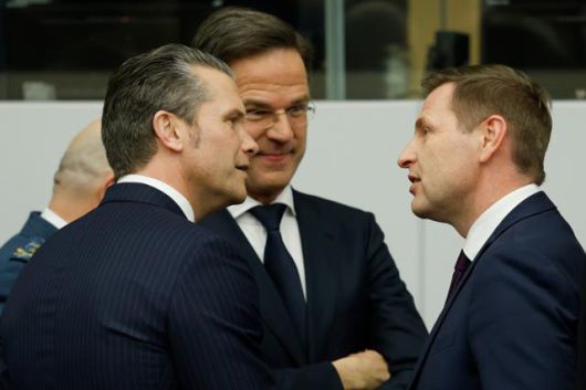 피트 헤그세스 미국 국방장관(왼쪽), 마르크 뤼터 북대서양조약기구(NATO·나토) 사무총장(가운데), 한노 페브쿠르 에스토니아 국방장관이 12일 벨기에 브뤼셀의 나토 본부에서 열린 '우크라이나 방위연락그룹(UDCG)' 회의에 참석해 대화를 하고 있다. 헤그세스 장관은 이 자리에서 우크라이나의 나토 가입 가능성을 일축했다. 브뤼셀=AP 연합뉴스