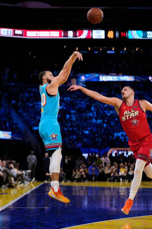 스테픈 커리(왼쪽)가 17일(한국시간) 미국 캘리포니아주 샌프란시스코 체이스 센터에서 열린 2025~26시즌 미국프로농구(NBA) 올스타전 결승에서 니콜라 요키치를 앞에 두고 3점슛을 쏘고 있다. 샌프란시스코=AP 연합뉴스