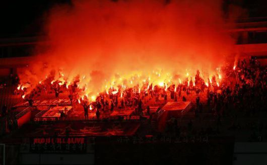 FC안양 팬들이 2017년 4월 19일 대한축구협회(FA컵) 32강전이 펼쳐진 서울월드컵경기장을 찾아 홍염과 연막탄을 터트리고 있다. 연합뉴스