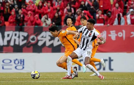 FC서울의 린가드(오른쪽)과 제주SK의 남태희가 15일 제주월드컵경기장에서 열린 K리그1 2025 1라운드 개막전 도중 볼다툼을 하고 있다. 서귀포=뉴시스