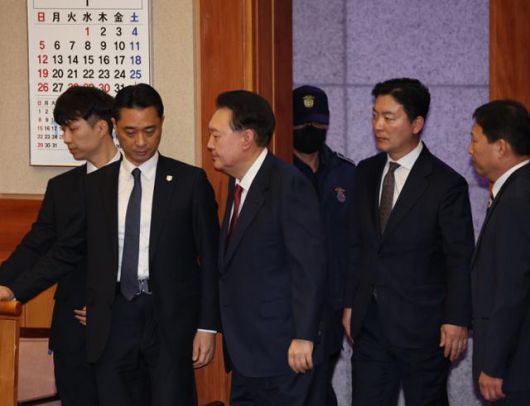 윤석열 대통령이 1월 23일 오후 서울 종로구 헌법재판소 대심판정에서 열린 탄핵심판 4차 변론기일에 출석하고 있다. 사진공동취재단