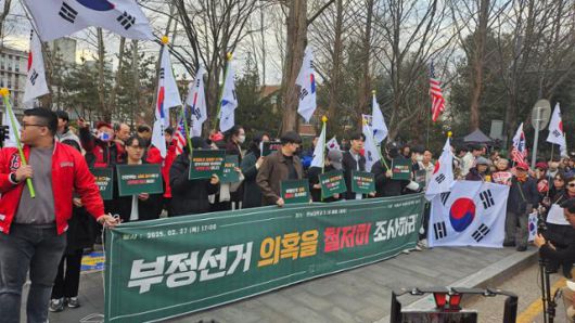 27일 오후 전남대 후문에서 극우 유튜버와 일부 재학생들이 부정선거 조사를 촉구하는 시국 선언문을 낭독하고 있다. 광주=김진영 기자