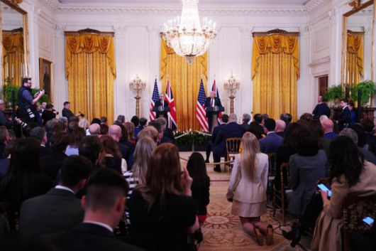 외신 취재진이 27일 미국 워싱턴 백악관에서 키어 스타머(맨 뒷줄 왼쪽) 영국 총리와 도널드 트럼프(오른쪽) 대통령 공동 기자회견에 참석하고 있다. 워싱턴=AP 연합뉴스