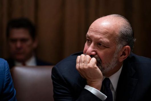 하워드 러트닉 미국 상무장관이 지난달 26일 워싱턴 백악관에서 열린 도널드 트럼프 행정부 각료회의에 참석해 있다. 워싱턴=UPI 연합뉴스