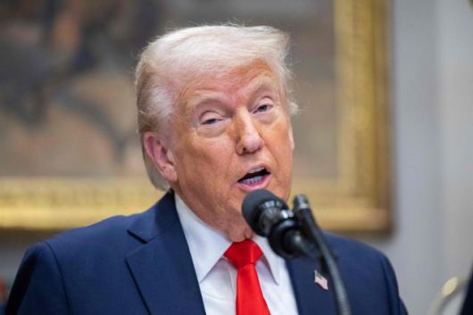 도널드 트럼프 미국 대통령이 3일 미국 워싱턴 백악관에서 기자들의 질문에 답하고 있다. 워싱턴=AFP 연합뉴스