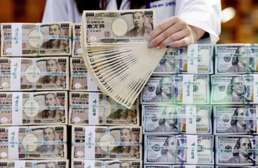 하나은행 직원이 4일 서울 중구 하나은행 위변조대응센터에서 엔화와 달러화를 정리하고 있다. 뉴시스