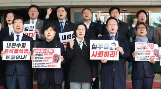 더불어민주당 내란진상조사단 추미애 단장을 포함한 의원들이 심우정 검찰총장을 면담하기 위해 10일 서울 서초구 대검찰청으로 향하기 전 구호를 외치고 있다. 연합뉴스