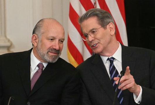 하워드 러트닉(왼쪽) 미국 상무장관과 스콧 베센트 미 재무장관이 7일 미 워싱턴에서 열린 백악관 가상화폐 서밋에 참석해 대화하고 있다. 워싱턴=AFP 연합뉴스