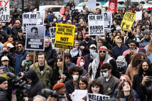 미국인들이 12일 뉴욕 맨해튼 연방지법 앞에서 지난 8일 체포된 마흐무드 칼릴의 석방을 요구하고 있다. 뉴욕=AP 연합뉴스