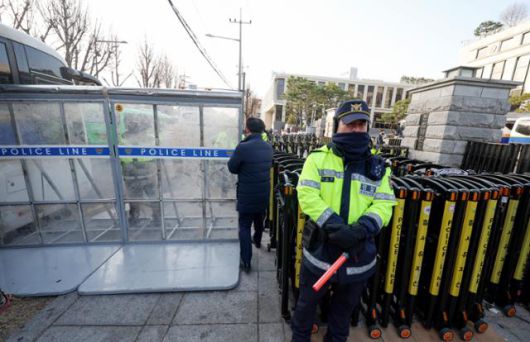 윤석열 대통령의 탄핵심판 선고를 앞둔 14일 서울 종로구 헌법재판소 정문 앞에 통행 차단을 위한 방호벽이 설치돼 있다. 뉴시스