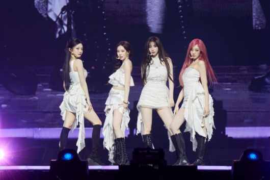 걸그룹 에스파가 16일 서울 송파구 올림픽공원 KSPO돔에서 공연하고 있다. SM엔터테인먼트 제공