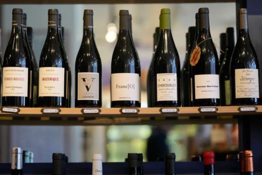 13일 미국 샌프란시스코의 한 주류전문점에 유럽산 와인들이 전시돼 있다. 샌프란시스코=AP 연합뉴스