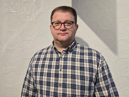 우크라이나 야당 유럽연대당 소속 볼로디미르 이고로비치 의원이 17일 우크라이나 키이우에서 한국일보와 인터뷰한 뒤 사진 촬영에 응하고 있다. 키이우=신은별 특파원