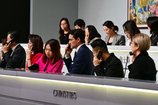 2023년 홍콩 컨벤션센터(HKCEC)에서 열린 2021세기 이브닝 경매장에서 프랜시스 벨린(첫 줄 오른쪽 세 번째) 크리스티 아시아·태평양 지역 총괄 사장이 전화 응찰을 하고 있다. 한국일보 자료사진