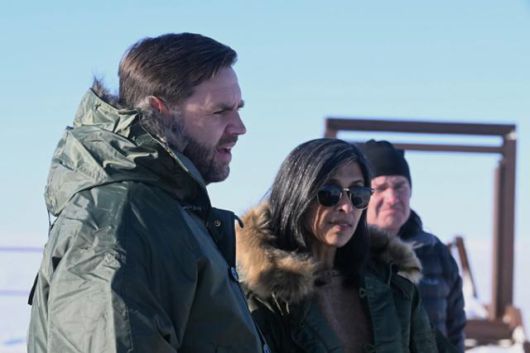 JD 밴스(왼쪽) 미국 부통령이 28일 덴마크 자치령인 그린란드에 있는 미군 기지 '피투피크 우주기지'를 부인 우샤 밴스(왼쪽 두 번째) 등과 함께 방문하고 있다. 피투피크=AP 연합뉴스