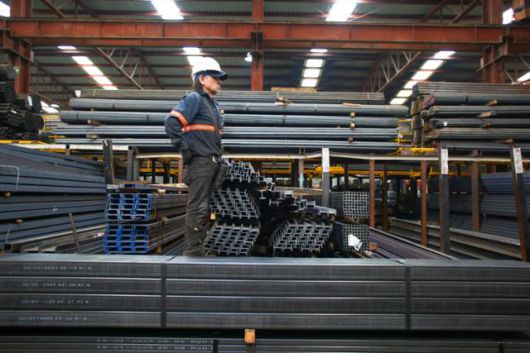 멕시코 철강 산업 노동자가 지난달 11일 미국 접경 누에보레온주 몬테레이의 한 공장에서 일하고 있다. 몬테레이=AFP 연합뉴스