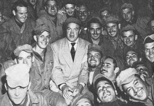 미국 역사상 가장 위대한 코미디언 중 한 명으로 꼽히는 밥 호프(가운데)가 1950년 10월 원산상륙작전을 준비 중인 미 해병대 장병들을 위문하고 있다. 미 해병대는 이미 국군이 확보한 원산항에 들어가고자 했으나, 항구 주변 기뢰 제거 작업이 지연되는 바람에 장시간 동해를 맴돌며 입항을 기다려야 했다. 미 해병대